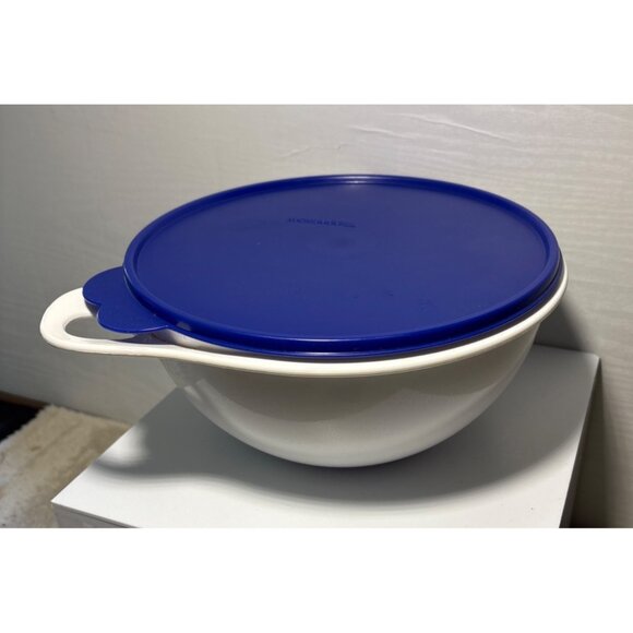 Tupperware 12 Cup White Thatsa Bowl #2677 with Blue Butterfly Lid 2515 - Picture 1 of 9